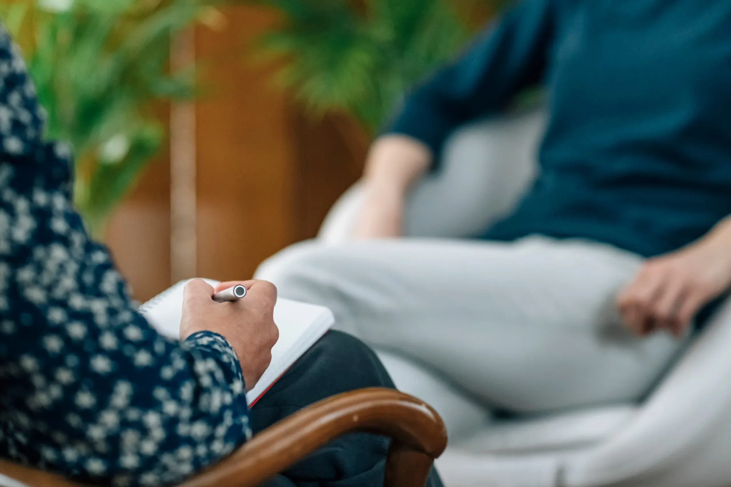 Samtale mellem terapeut og klient på kontor